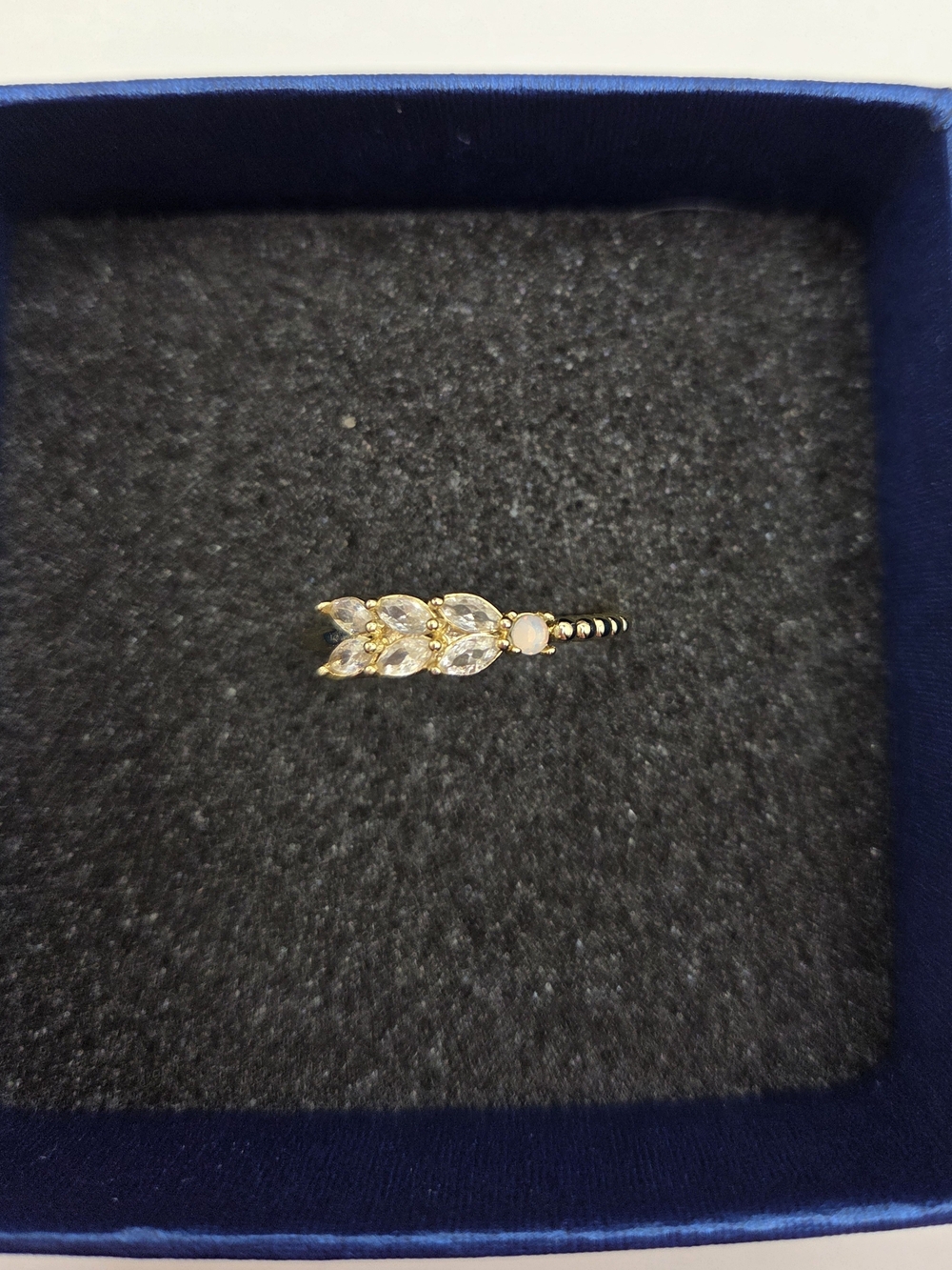 Gold leaf motif size 10 ring.